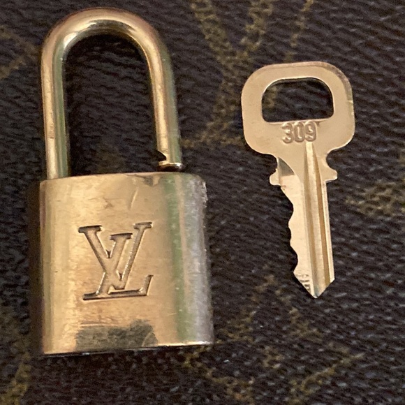 Authentic Louis Vuitton lock& key set Shoulder bag/travel bag accessory #309. - Picture 3 of 4